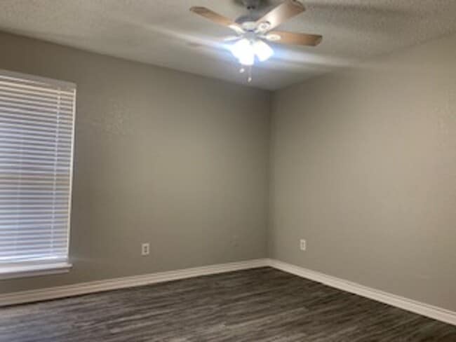 Building Photo - Cute 3/2 Duplex