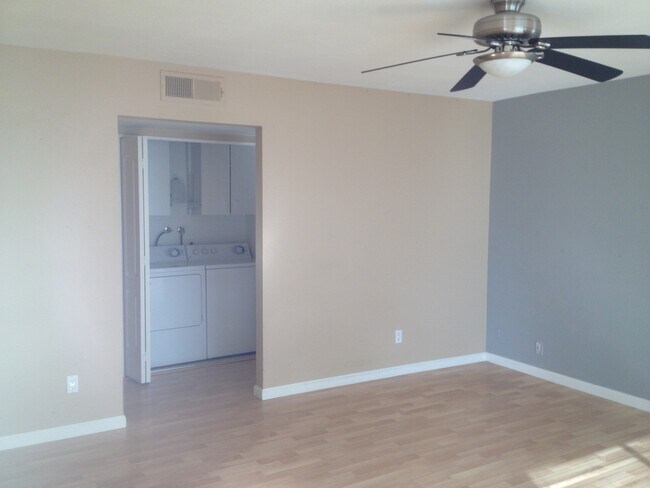 Building Photo - Palmdale