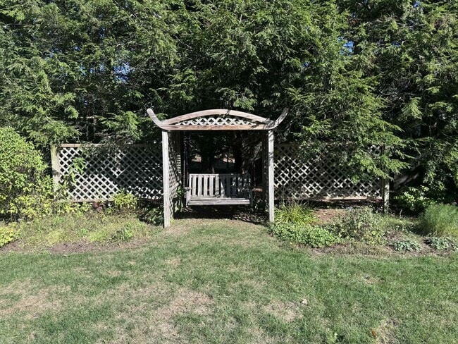 Building Photo - 3BR RANCH BRUNSWICK SEASONAL FURNISHED