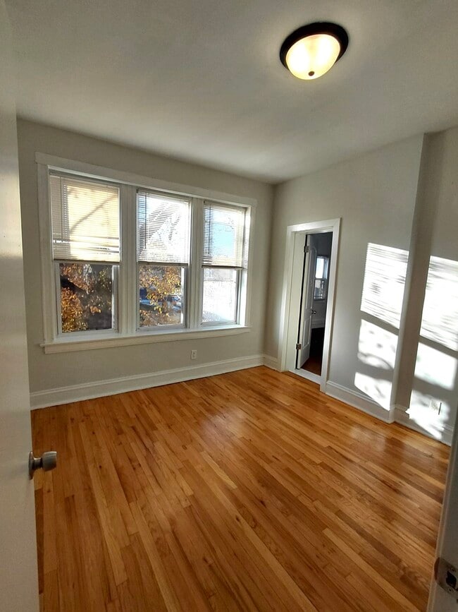 Building Photo - 1255 N Harding Ave