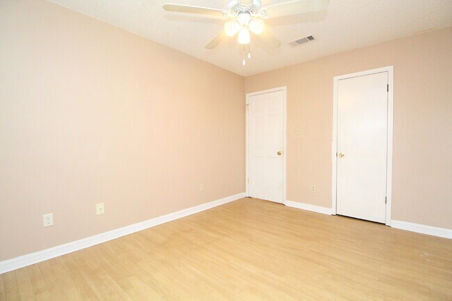 Building Photo - 2BR Home with Fireplace, Fenced Yard, and ...