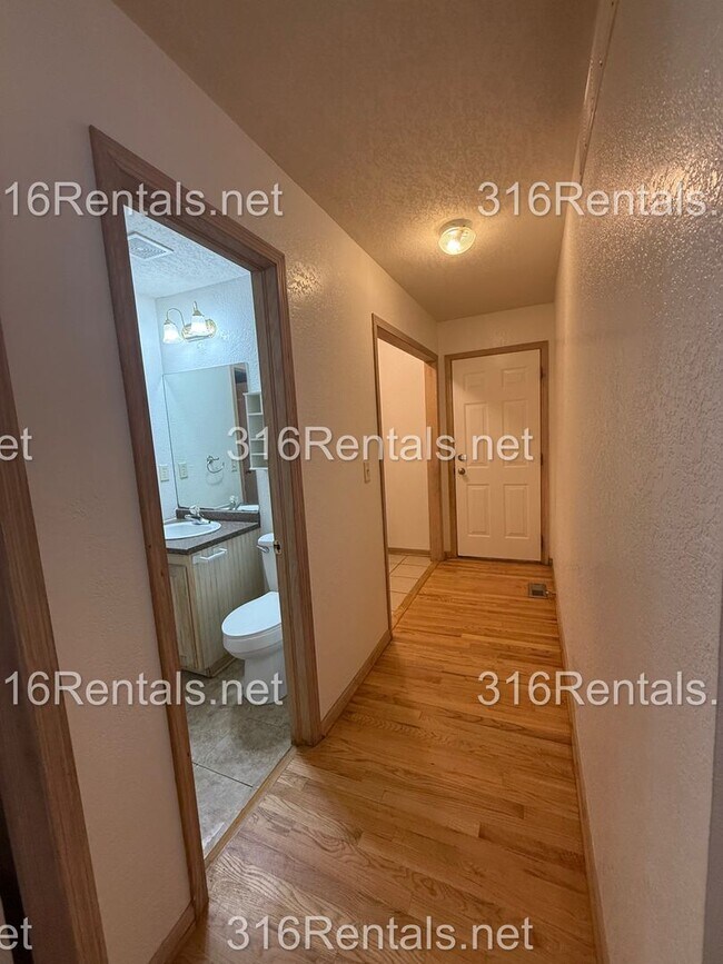 Building Photo - $1,595 - 3 bed 2 bath - Beautiful Remodeled Duplex Home Available Now!