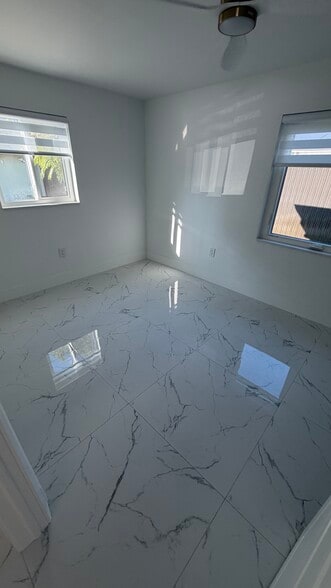 Building Photo - 560 SE 6th St