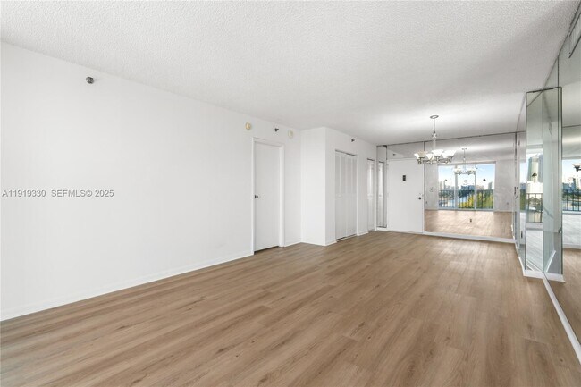 Building Photo - 4101 Pine Tree Dr