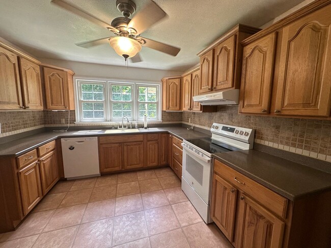 Building Photo - Secluded 3BR/2BA Home in Heflin – Lawncare...