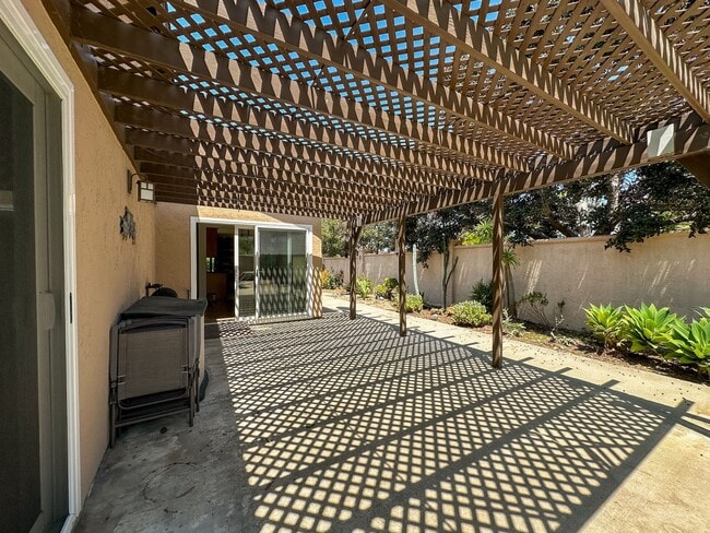 Building Photo - Stylish 4 Bedroom, 2 Bath Single-Story wit...