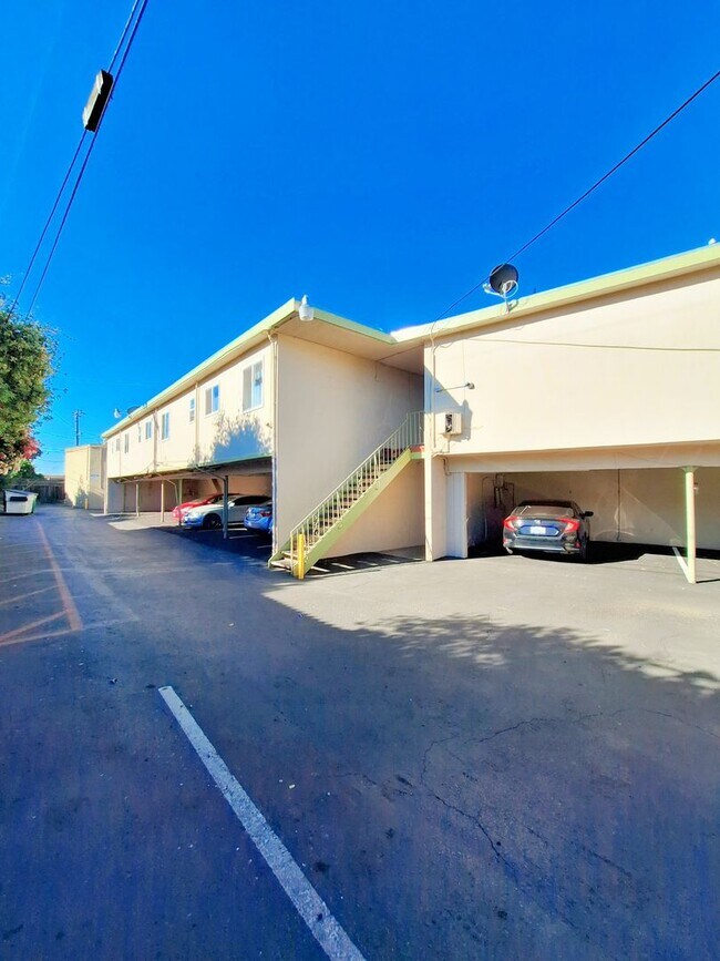 Building Photo - Refurbished 1bd First Floor Apartment With Carport & Laundry & Manager On Site!