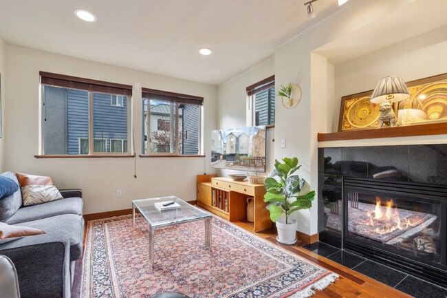 Building Photo - 4401 SW Raymond St