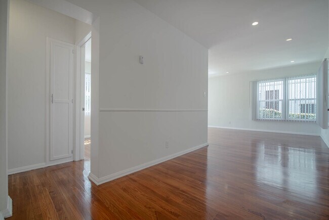 Building Photo - 948 S Mansfield Ave