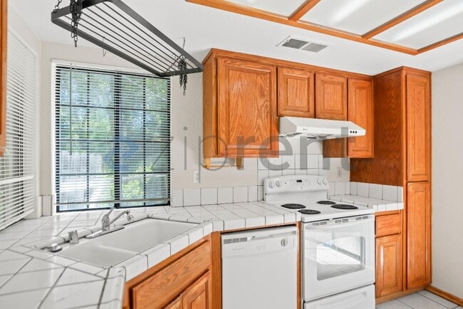 Building Photo - 1225 Oak Hill Ct