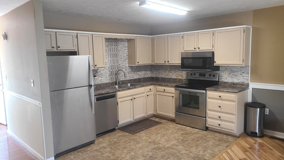 kitchen - 1526 Old Oak Ln