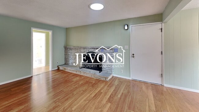 Building Photo - $1,000 Rent Credit if move-in occurs befor...