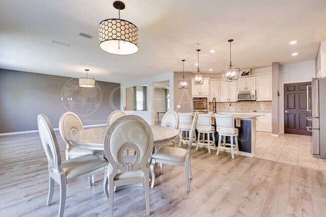 Building Photo - Spacious 4 Bedroom Home with Loft – Prime ...