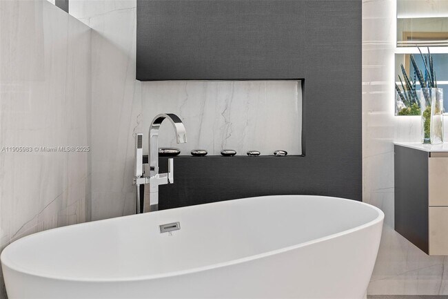 Building Photo - 4585 Nautilus Dr