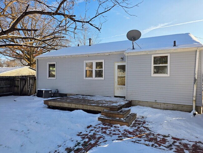 Building Photo - 6813 Urbandale Ave