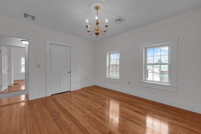 Building Photo - 22 School St