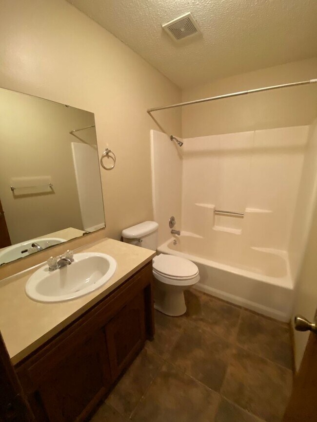 Building Photo - 2 bedroom 1.5 bath Townhome in a great location!