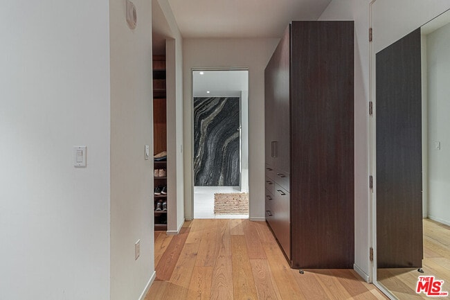 Building Photo - 1030 Kings Rd