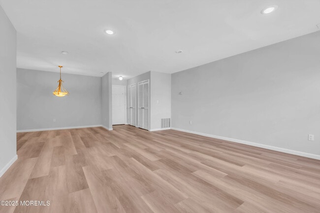 Building Photo - 213 Main St