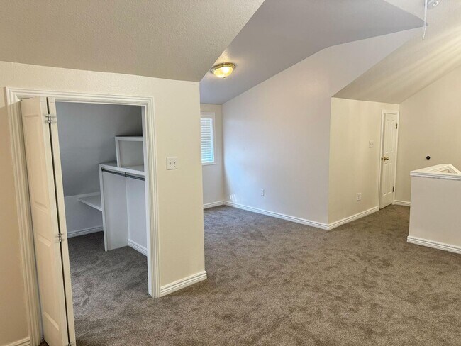 Building Photo - 975 S 250 W St
