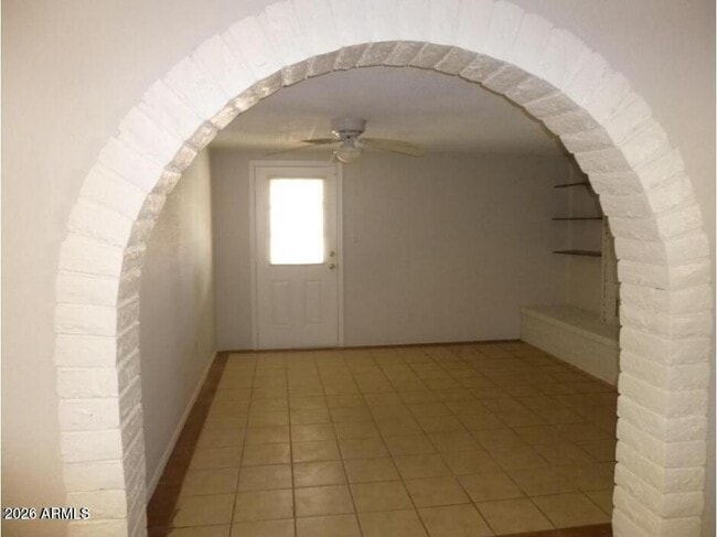 Building Photo - 946 E Loma Vista Dr