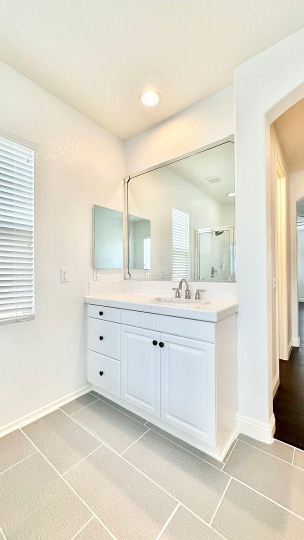 Building Photo - Beautifully Updated Two-Story Home in Lake...