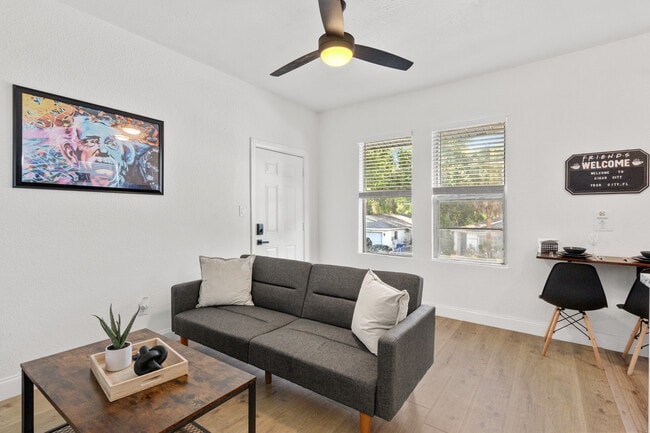 Building Photo - 911 E 23rd Ave