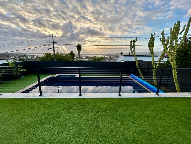 Building Photo - Stunning 3 Bedroom with Pool and Views in ...