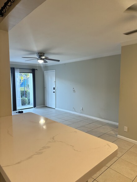 Building Photo - 160 Cypress Club Dr