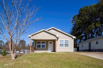 Building Photo - 2025 Shepherd Dr