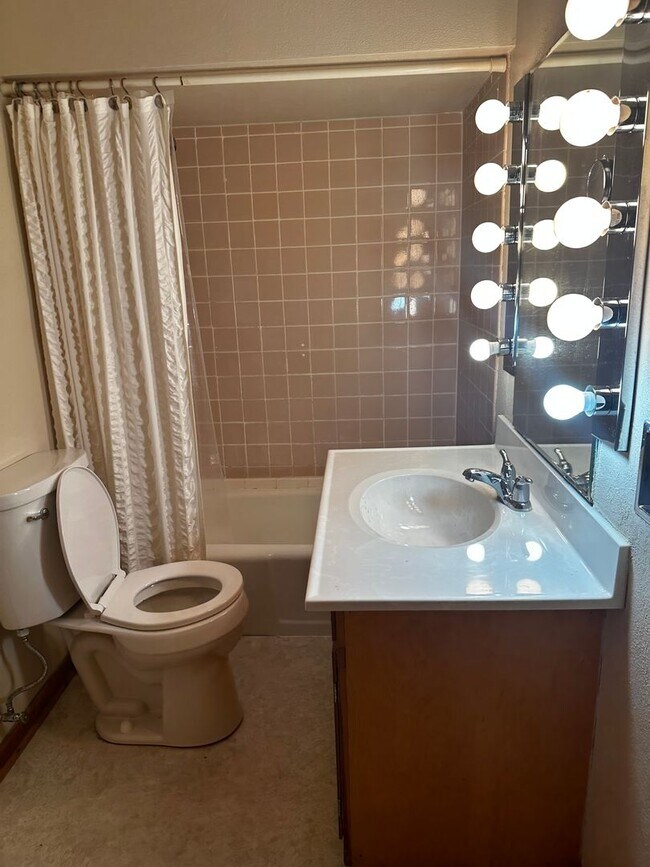 Building Photo - 1608 Turtle St