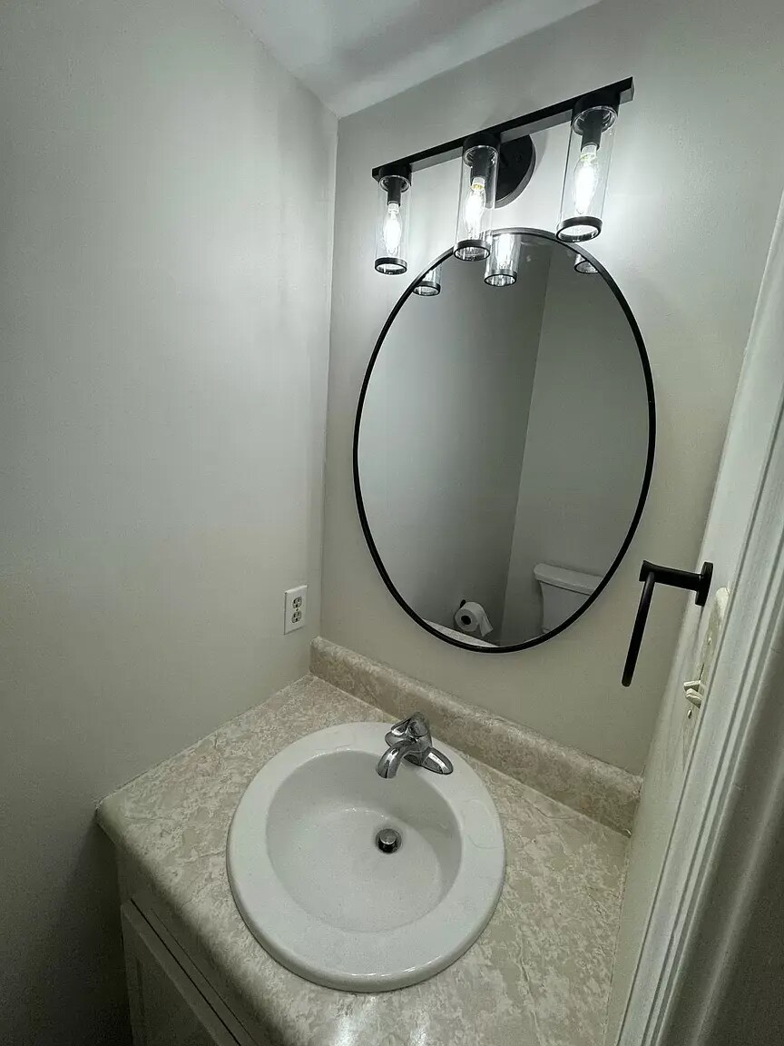 Building Photo - 716 John St