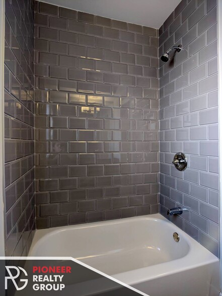 Building Photo - 560 W Arlington Pl