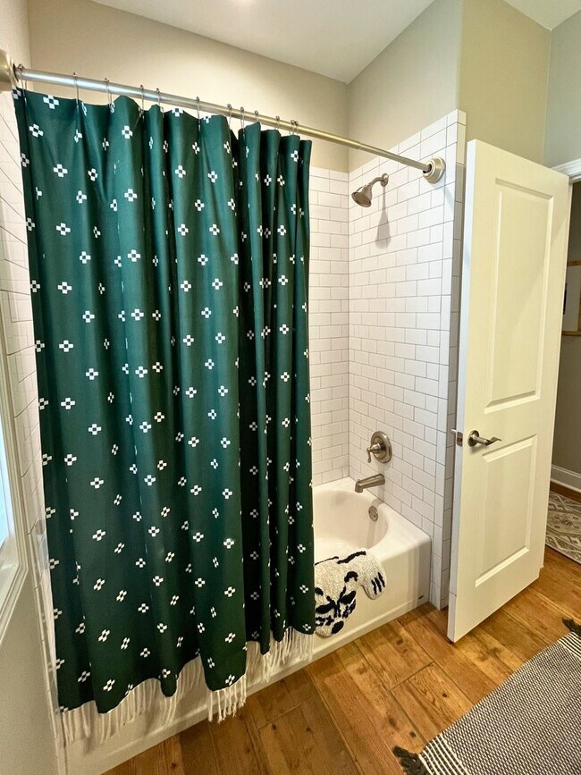 Building Photo - 3/2 with amazing community amenities!