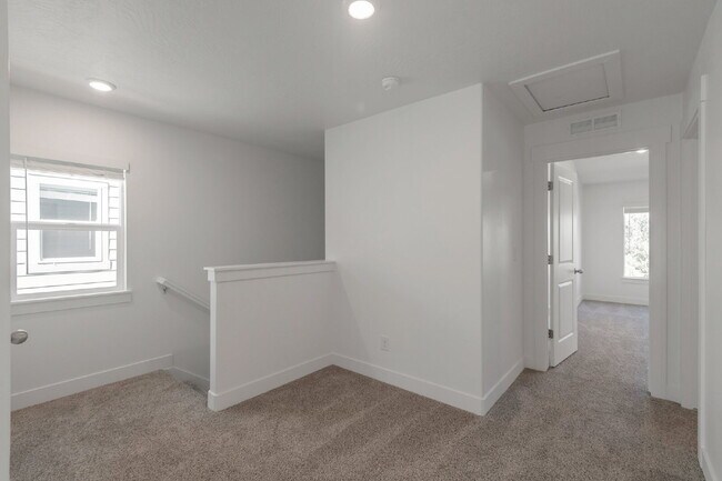 Building Photo - 2 Wks FREE | Modern 3-Bedroom, 2.5-Bathroom Townhome Near Highway 6 and I-15 - END UNIT