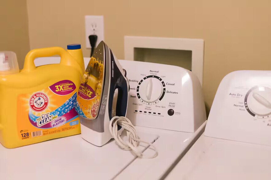 Building Photo - Room in House on Sandy Pines Dr