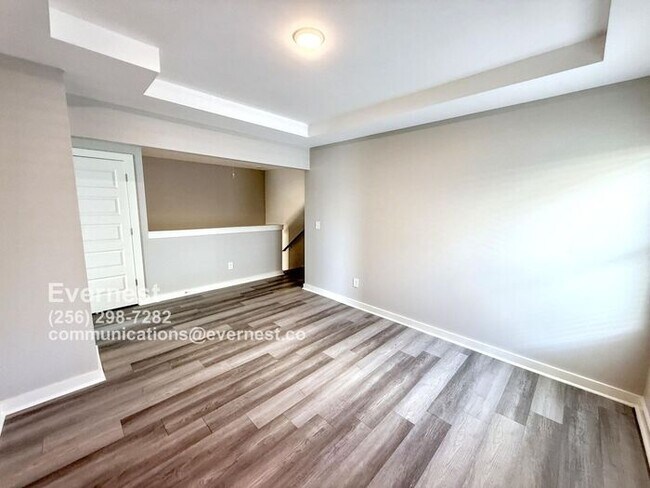 Building Photo - Spacious and Bright 3-Bedroom Home in a Co...