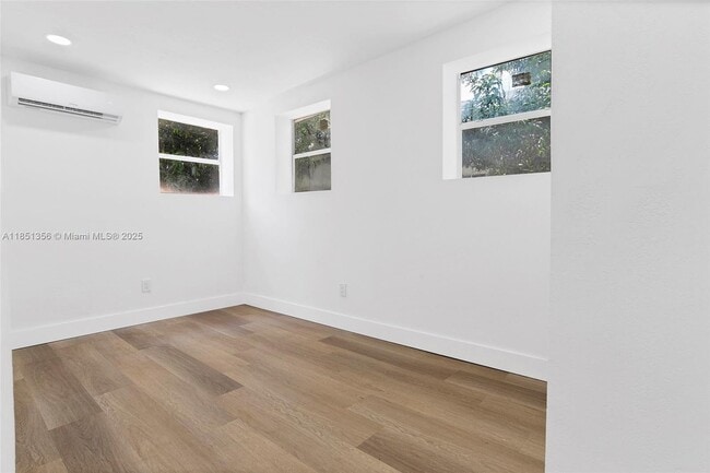 Building Photo - 1528 NE 145th St