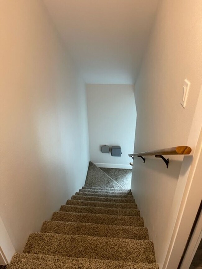Building Photo - 1 Bedroom Suite for Lease with Washer/Dryer and Garage Spot