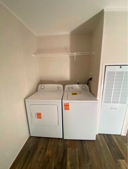 Building Photo - 325 Robin Ln