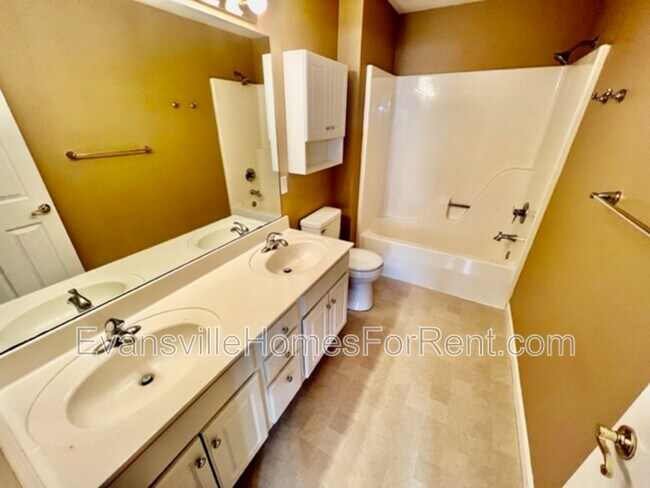 Building Photo - 4035 Pine Dr