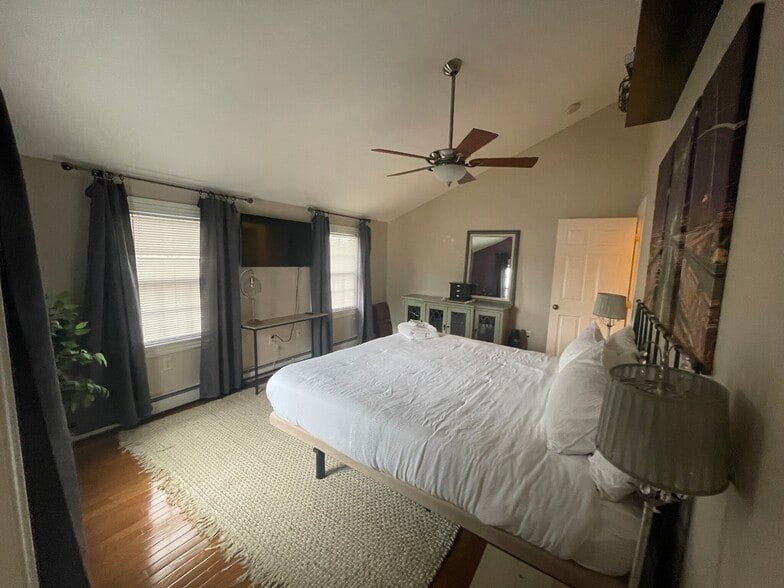 Building Photo - 14 Oak St