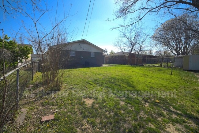 Building Photo - 10219 E 7th St