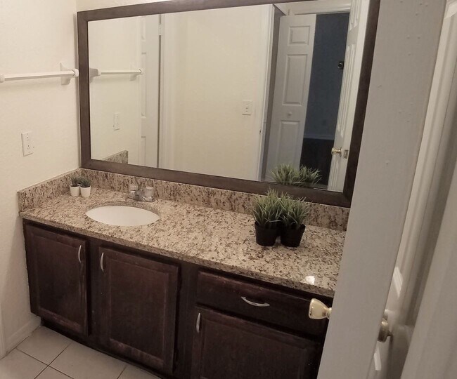 Building Photo - Beautiful 1/1 Remodeled Condo for Rent in ...