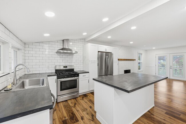 Building Photo - 557 E Weisheimer Rd