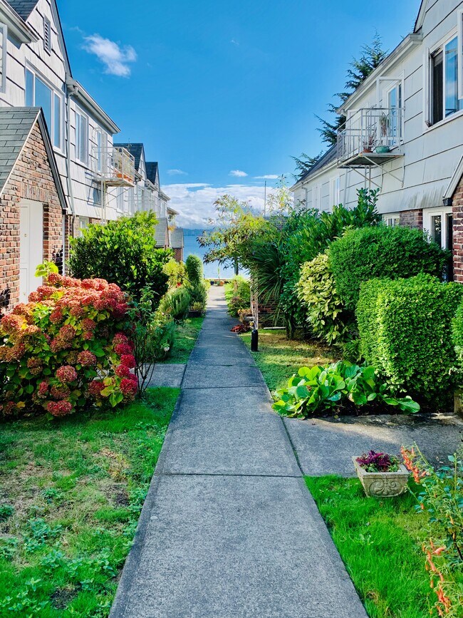 green spaces everywhere - 526 Lakeside Ave S