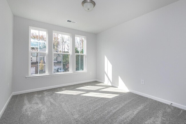 Building Photo - 580 Glen Clova Dr