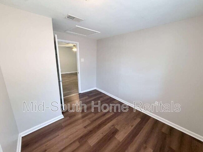 Building Photo - 858 Eyers Rd