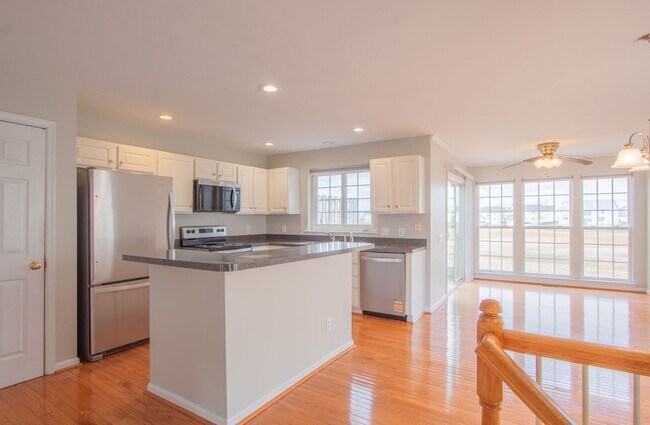 Building Photo - Great Views Overlooking the Golf Course - Large 3 Bedroom End unit TownHouse