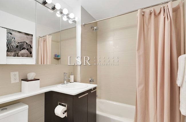 Building Photo - 111 Reade St